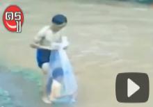 ชมคลิป ยอดคุณพ่อเวียดนามจับลูกใส่ถุงพลาสติก พาลุยน้ำท่วมไปโรงเรียน ชมคลิป ยอดคุณพ่อเวียดนามจับลูกใส่ถุงพลาสติก พาลุยน้ำท่วมไปโรงเรียน